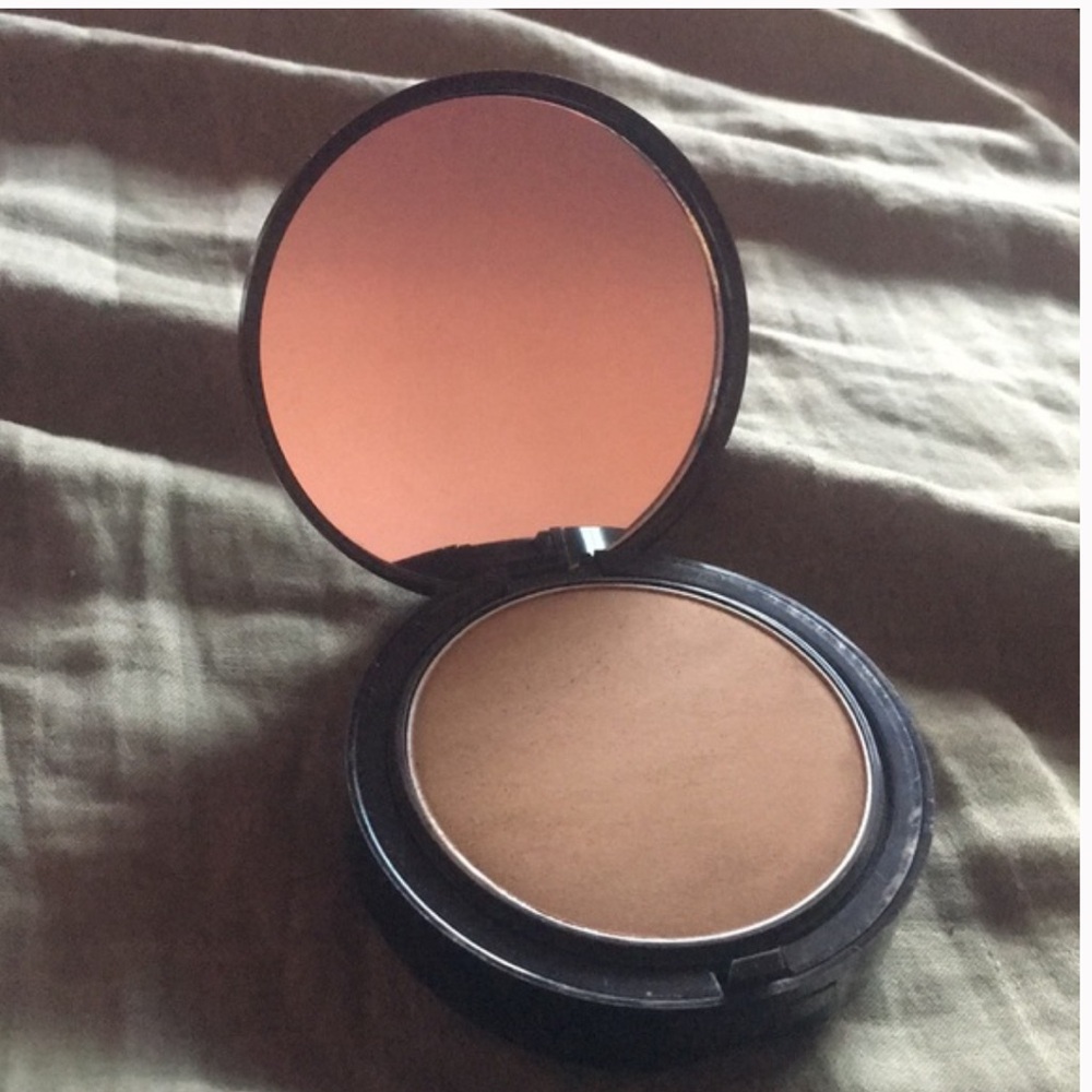 mark. Cream-to-Tan Bronzer & Contour Compact